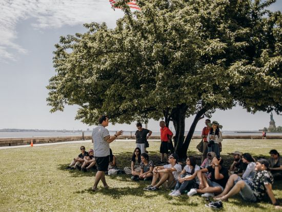 ニューヨーク自由の女神 半日観光ツアー　リバティ島上陸＆移民の島エリス島上陸 ＜英語ガイド＞