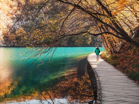 ザグレブ→スプリット都市間移動　世界遺産プリトヴィッツェ湖群国立公園観光 1日ツアー＜英語／4～11月／入場料込み／ザグレブ発＞