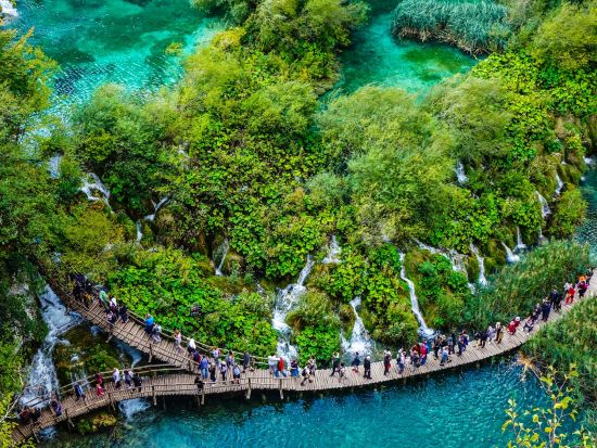 世界遺産プリトヴィッツェ湖群国立公園　日帰り観光ツアー＜3月～10月／英語ガイド／スプリット発＞