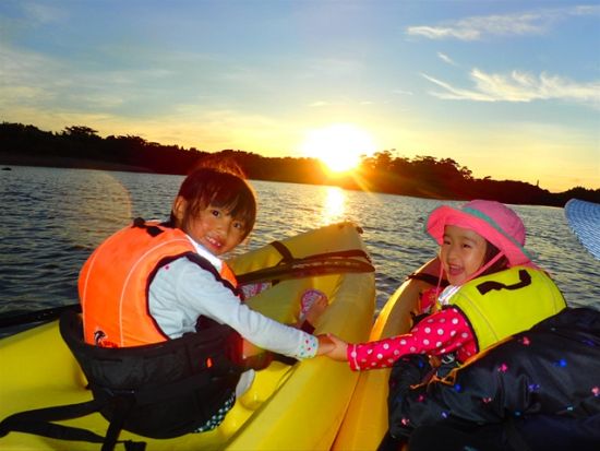 サンセットカヤックツアー　夕暮れ時のマングローブ林と宮良湾からの夕日を堪能＜3〜10月／当日13:00時まで予約OK＞