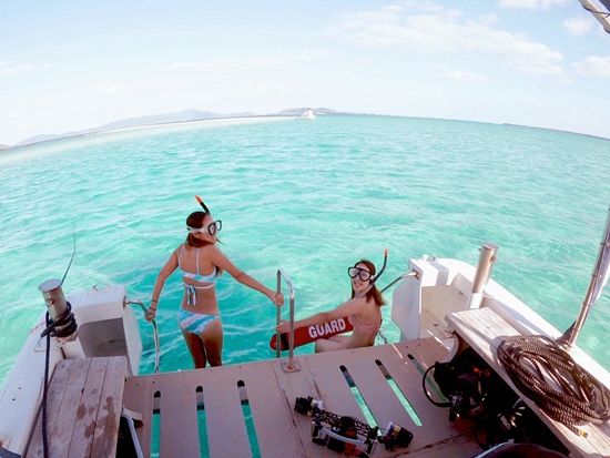 シュノーケリング　透明度抜群の海とカラフルな熱帯魚の世界へ！観光前後で選びやすい離島ターミナル目の前ショップ＜市街地送迎無料／3歳～OK＞