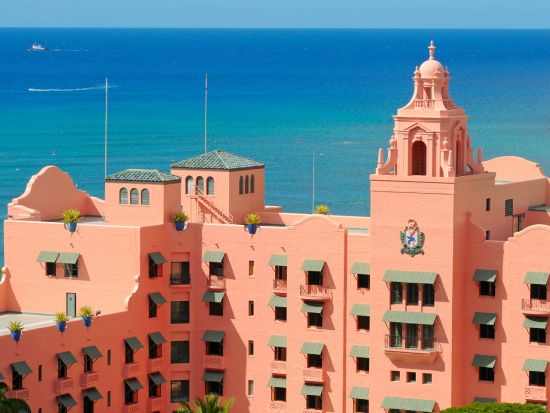 ワイキキビーチ　パラソル・チェア貸出しサービス ＜ロイヤル ハワイアン ホテル前＞