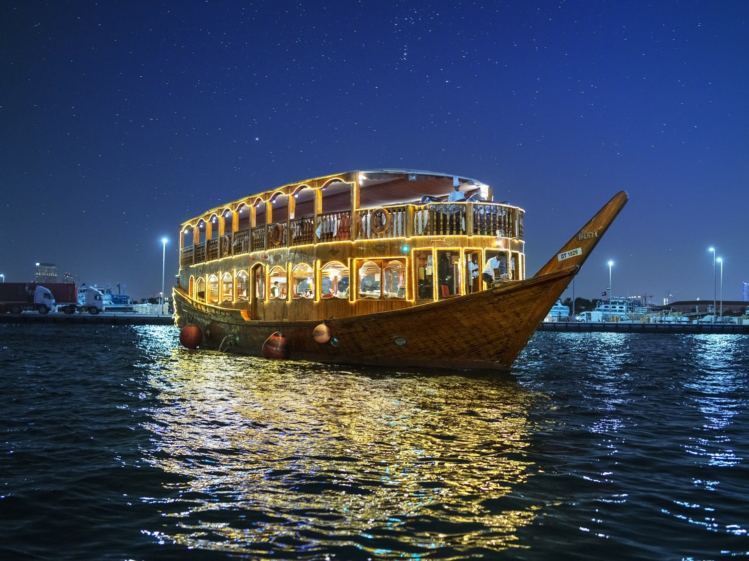 Stargazing with Dubai Dhow Cruise while getting your romantic dinner