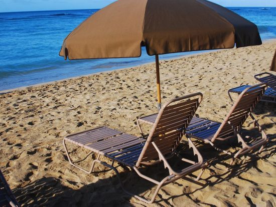 ワイキキビーチ　パラソル・チェア貸出しサービス ＜ロイヤル ハワイアン ホテル前＞