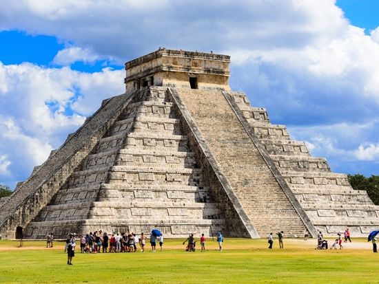 チチェン・イッツァ遺跡＋ピンクレイク＋セノーテイキル　カンクン周辺の人気観光地を巡る　宿泊付きプランあり＜日本人ガイド確約／メリダ発カンクン着＞