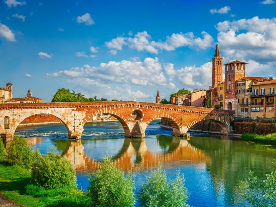 恋愛成就のパワースポット！恋人たちの聖地ヴェローナ＆湖水地方ガルダ湖 1日観光ツアー＜英語／ミラノ発＞