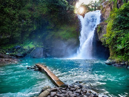 Tegenungan_Waterfall_shutterstock_459781270