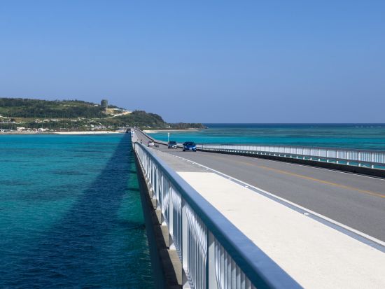 美ら海水族館観光バスツアー 古宇利島＋御菓子御殿＋ナゴパイナップルパーク＋万座毛をめぐる1日観光！ディナー付プランあり＜那覇市・北谷・恩納村発／3歳以下無料＞