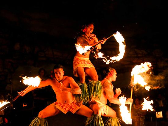 伝統ルアウ＆フラ ハワイアンショー　『ドラムス・オブ・ザ・パシフィック・ルアウ』＜ブッフェ夕食／飲み放題／ハイアットリージェンシー・マウイ＞