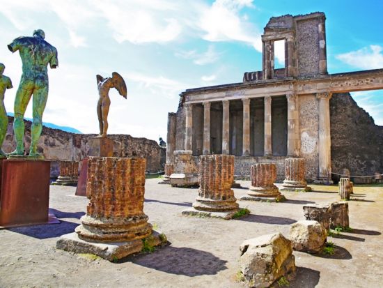 【プライベートツアー】世界遺産ポンペイ 半日観光＜秘儀荘or大劇場見学選択可／午前／日本語／ナポリ発＞by Zenzero