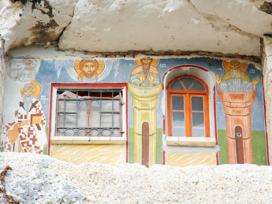 世界遺産イヴァノヴォ岩窟教会群＆国境の街ルセ　日帰り観光ツアー ＜日本語または英語ガイド／昼食付き／ブカレスト発＞