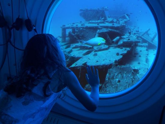 アトランティス潜水艦ツアー　ハワイの海底30mを進む海中アドベンチャー ＜ヒルトン・ハワイアン・ビレッジ発／日本語ナレーション（要事前ダウンロード）＞