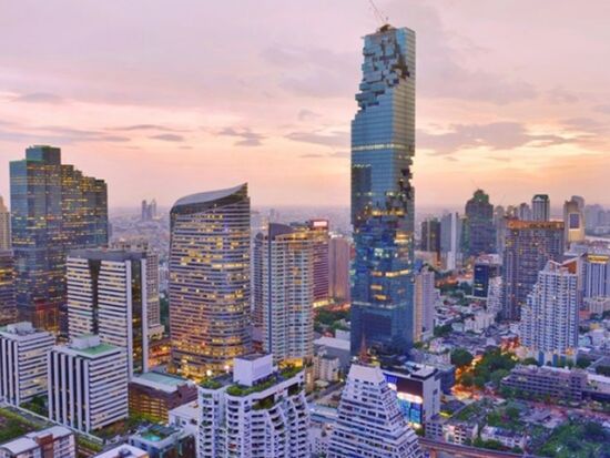 バンコク最旬フォトジェニックツアー 伝統衣装クルーズ＋ワットアルン＋ジムトンプソンの家＊人気レストラン「サボイ」の昼食付＜1日／日本語＞