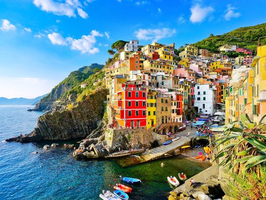 Italy_Cinqueterre_Riomaggiore_shutterstock_670355188