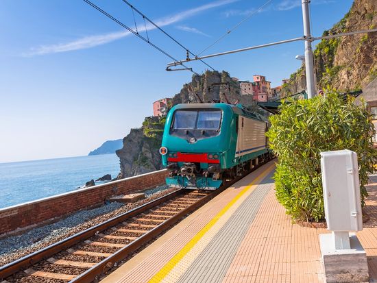 Manorola_Station_train_shutterstock_271295231