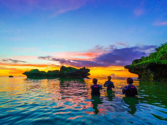 夜光虫＆星空ナイトシュノーケリング　夕陽を眺めて洞窟を探検！星空の下で輝く夜の海＜写真・動画撮影サービス・温水シャワー＆充実施設無料／恩納村＞ by 冒険島