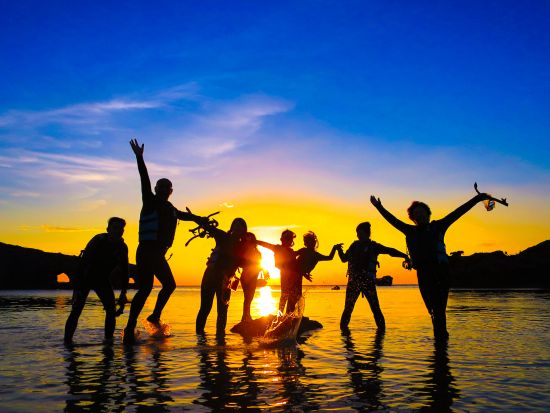 夜光虫＆星空ナイトシュノーケリング　夕陽を眺めて洞窟を探検！星空の下で輝く夜の海＜写真・動画撮影サービス・温水シャワー＆充実施設無料／恩納村＞ by 冒険島