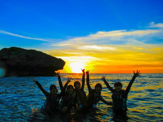 夜光虫＆星空ナイトシュノーケリング　夕陽を眺めて洞窟を探検！星空の下で輝く夜の海＜写真・動画撮影サービス・温水シャワー＆充実施設無料／恩納村＞ by 冒険島