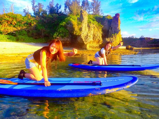 サンセットSUP　夕日を浴びて海岸線をクルージング！＜写真・動画撮影サービス付・温水シャワー＆充実した施設無料／恩納村） by 冒険島