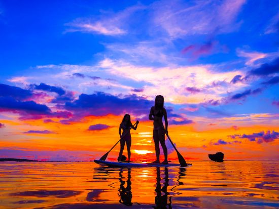 サンセットSUP　夕日を浴びて海岸線をクルージング！＜写真・動画撮影サービス付・温水シャワー＆充実した施設無料／恩納村） by 冒険島