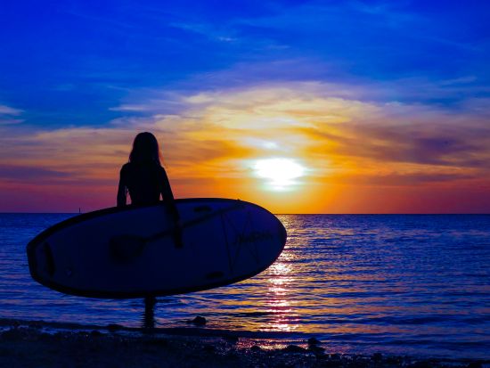 サンセットSUP　夕日を浴びて海岸線をクルージング！＜写真・動画撮影サービス付・温水シャワー＆充実した施設無料／恩納村） by 冒険島