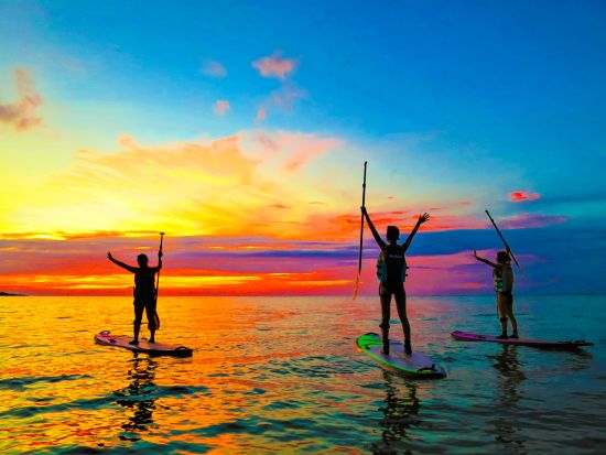 サンセットSUP　夕日を浴びて海岸線をクルージング！＜写真・動画撮影サービス付・温水シャワー＆充実した施設無料／恩納村） by 冒険島