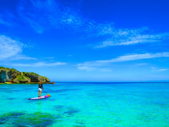 SUP＋シュノーケリング　無人島を目指して冒険SUPの旅＜写真・動画撮影サービス・温水シャワー＆パウダールームなど施設無料／2～11月／恩納村＞by 冒険島