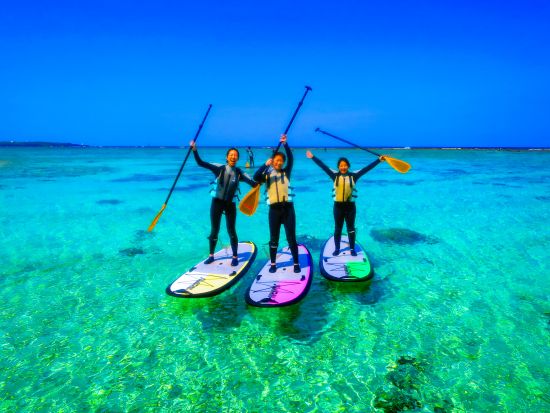 SUP＋シュノーケリング　無人島を目指して冒険SUPの旅＜写真・動画撮影サービス・温水シャワー＆パウダールームなど施設無料／2～11月／恩納村＞by 冒険島