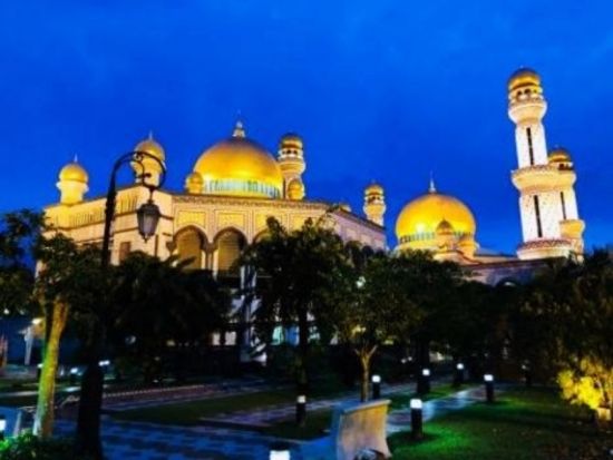 ブルネイ観光ナイトツアー 新旧モスクと王宮イスタナヌルルイマンの夜景ライトアップ ナイトマーケット散策＜午後／日本語ガイド／夕食／往復送迎＞