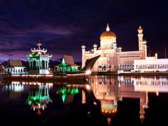 ブルネイ観光ナイトツアー 新旧モスクと王宮イスタナヌルルイマンの夜景ライトアップ ナイトマーケット散策＜午後／日本語ガイド／夕食／往復送迎＞