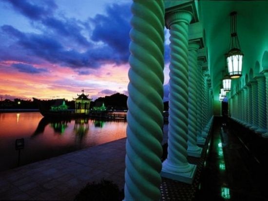 ブルネイ観光ナイトツアー 新旧モスクと王宮イスタナヌルルイマンの夜景ライトアップ ナイトマーケット散策＜午後／日本語ガイド／夕食／往復送迎＞