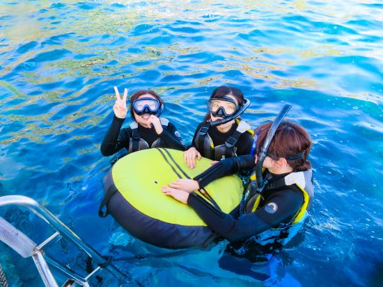 青の洞窟 シュノーケリング＋体験ダイビング　港が目の前の好立地&キレイなショップで身支度もばっちり＜ボート／ショップ設備利用可／恩納村発＞