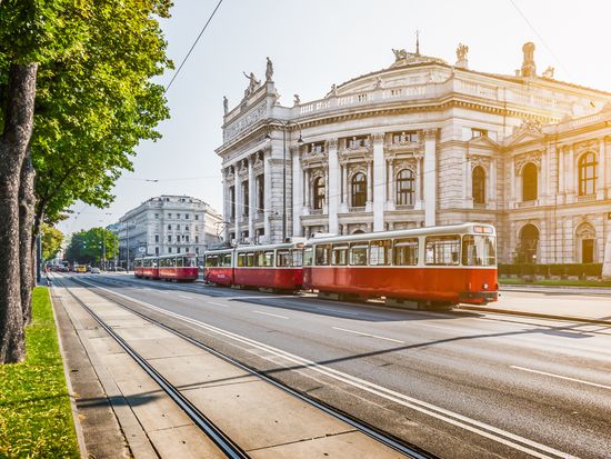 Austria_Vienna_Ringstrasse_Burgtheater_Imperial_Court_Theatre_Tram_shutterstock_273264044