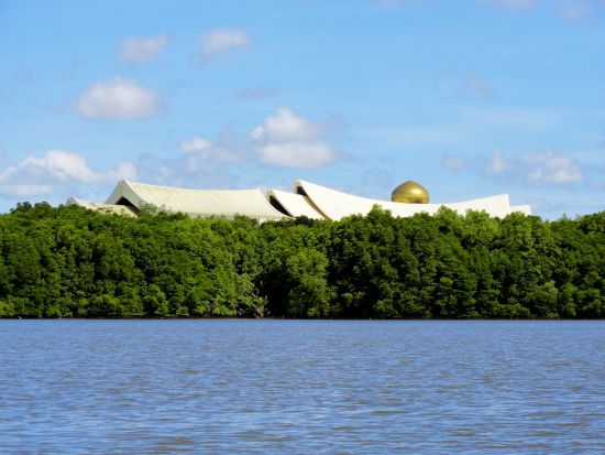 ブルネイ観光ナイトツアー 新旧モスクと王宮イスタナヌルルイマンの夜景ライトアップ ナイトマーケット散策＜午後／日本語ガイド／夕食／往復送迎＞