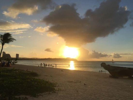 【当日予約OK！】ナナズカフェ クラッキン・クラブ 食事券＆事前予約サービス　タモン湾絶景ビーチサイドで話題の手掴みシーフード＜お子様メニューあり＞