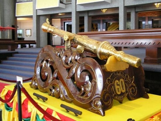 ブルネイ観光ツアー 新旧モスク＋ロイヤルレガリア＋王宮イスタナヌルルイマン＋水上集落＜午前 or 午後／日本語ガイド or 英語ガイド／往復送迎＞