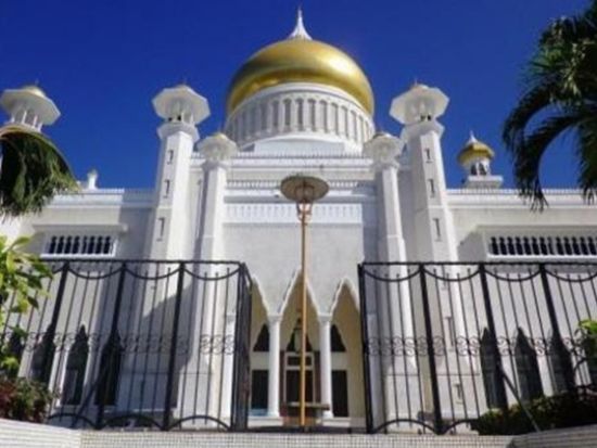 ブルネイ観光ツアー 新旧モスク＋ロイヤルレガリア＋水上集落カンポンアイール＋王宮イスタナヌルルイマン＜1日／日本語ガイド／昼食／往復送迎＞