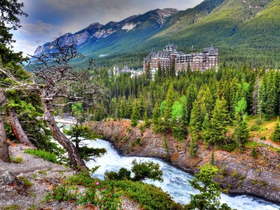 バンフ国立公園 半日観光ツアー　ボウ滝＆フードゥーズ展望台＆ミネワンカ湖など ＜英語ガイド／バンフ発＞