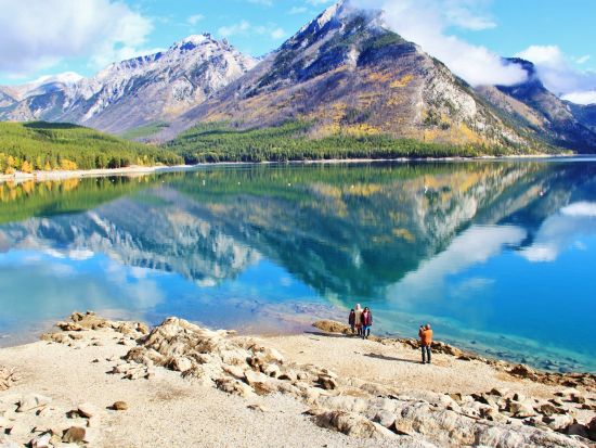 バンフ国立公園 半日観光ツアー　ボウ滝＆フードゥーズ展望台＆ミネワンカ湖など ＜英語ガイド／バンフ発＞