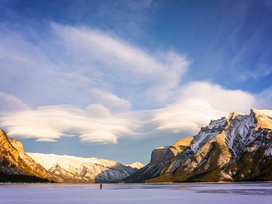 Banff_Minnewanka lake_shutterstock_1284340987