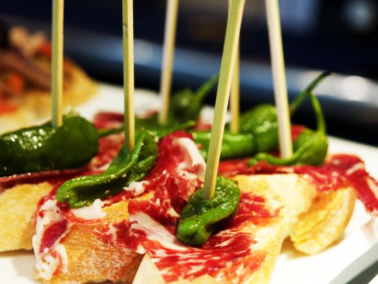 バルセロナ タパスツアー　3軒のバル巡り＆旧市街散策　選べる昼または夜プラン＜タパス5品＆ドリンク3杯／日本語＞