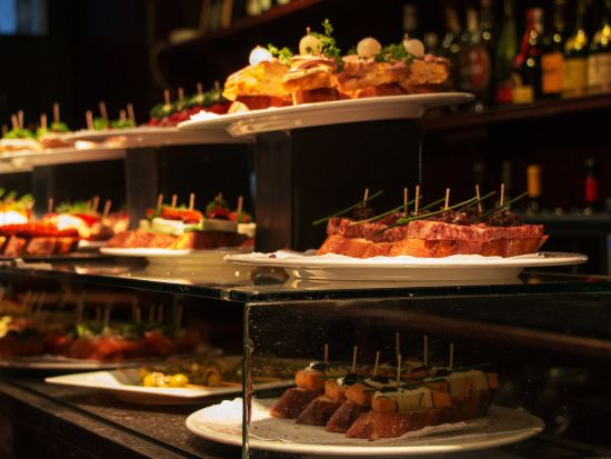 バルセロナ タパスツアー　3軒のバル巡り＆旧市街散策　選べる昼または夜プラン＜タパス5品＆ドリンク3杯／日本語＞