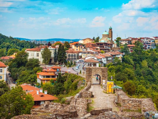 古都ヴェリコ・タルノヴォ＆アルバナシ村　日帰り観光ツアー ＜日本語または英語ガイド／昼食付き／ブカレスト発＞