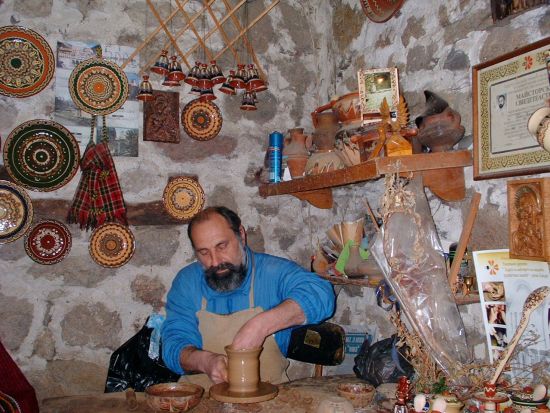 古都ヴェリコ・タルノヴォ＆アルバナシ村　日帰り観光ツアー ＜日本語または英語ガイド／昼食付き／ブカレスト発＞