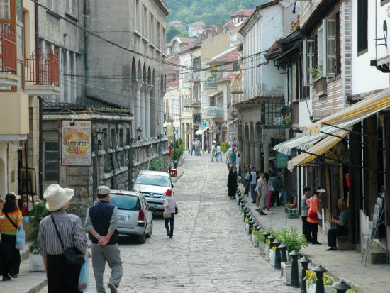古都ヴェリコ・タルノヴォ＆アルバナシ村　日帰り観光ツアー ＜日本語または英語ガイド／昼食付き／ブカレスト発＞