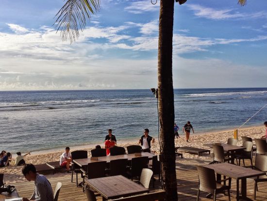 ザ・ビーチ 食事券＆事前予約サービス　オーシャンビューが美しい海沿いのレストラン！＜タモン湾北部ガンビーチ／ランチ～ディナー＞