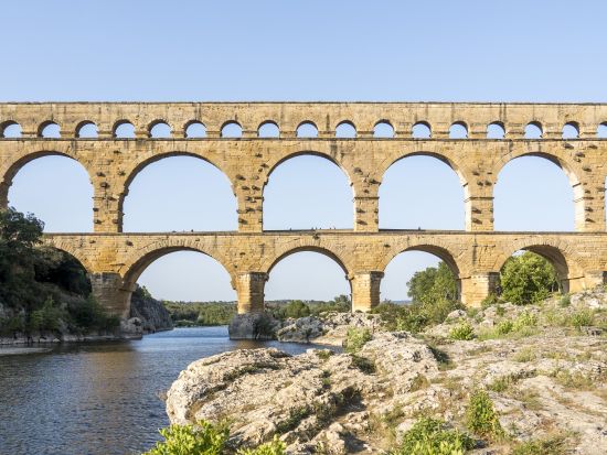 南仏プロヴァンス 1日観光ツアー　世界遺産ポンデュガール＋レ・ボー・ドゥ・プロヴァンス＋ゴルドなど＜英語ドライバーガイド／アヴィニョン発＞