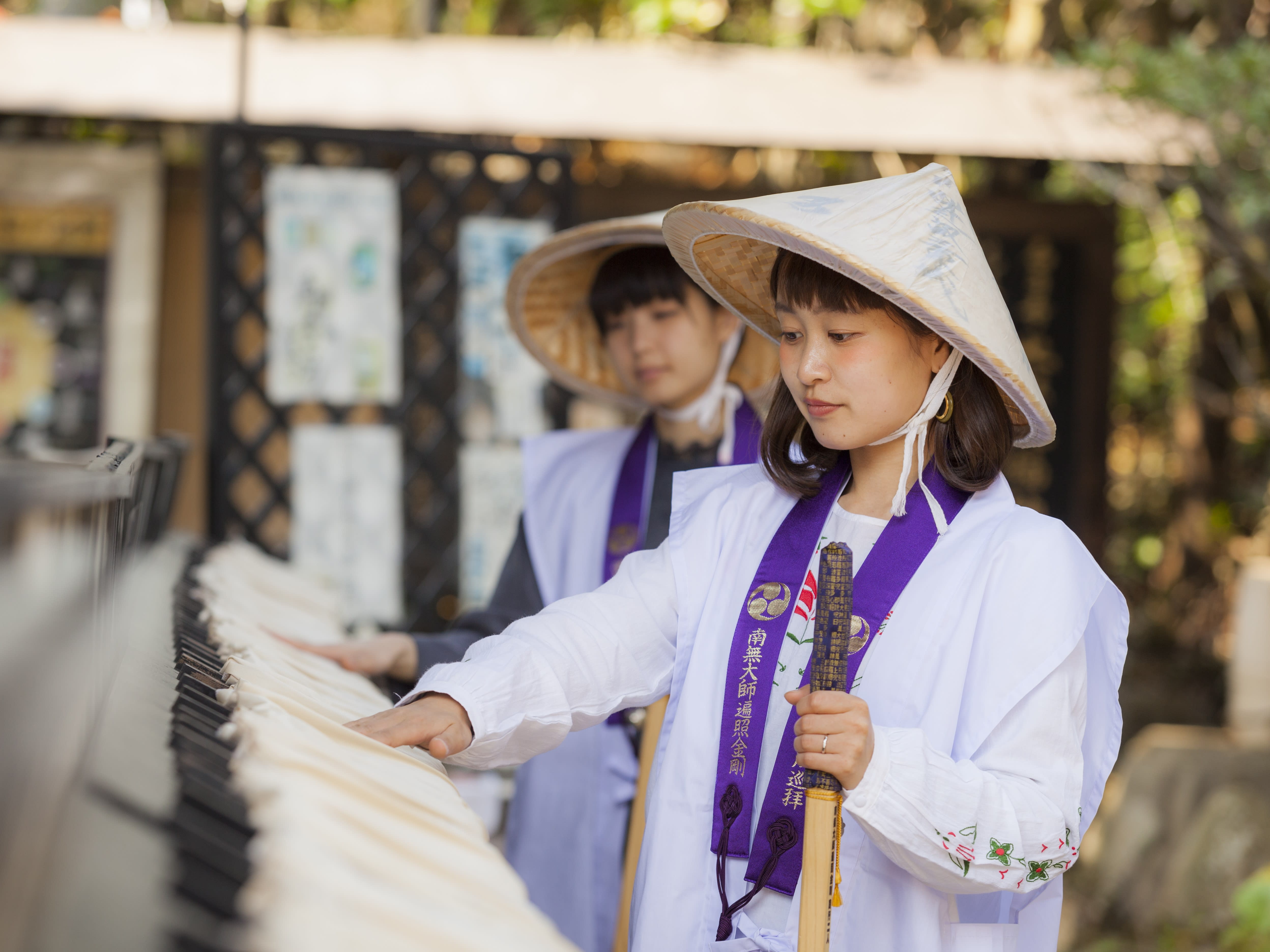 お遍路ツアー 愛媛伊予 菩提の道場 51番 石手寺 ミシュラン1つ星の札所で名物の焼き餅プレゼント お遍路グッズレンタル付 約2時間 午前 午後 道後温泉発 愛媛の観光 遊び 体験 レジャー専門予約サイト Veltra ベルトラ