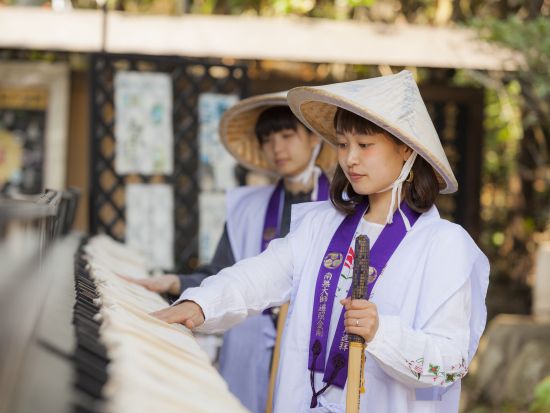 石手寺（51番）お遍路ツアー ミシュラン1つ星の札所で名物の焼き餅プレゼント＜ガイド付／お遍路グッズレンタル付／約1.5時間／道後温泉発＞