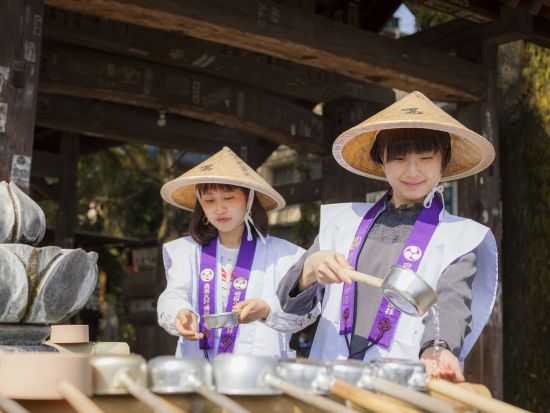 石手寺（51番）お遍路ツアー ミシュラン1つ星の札所で名物の焼き餅プレゼント＜ガイド付／お遍路グッズレンタル付／約1.5時間／道後温泉発＞